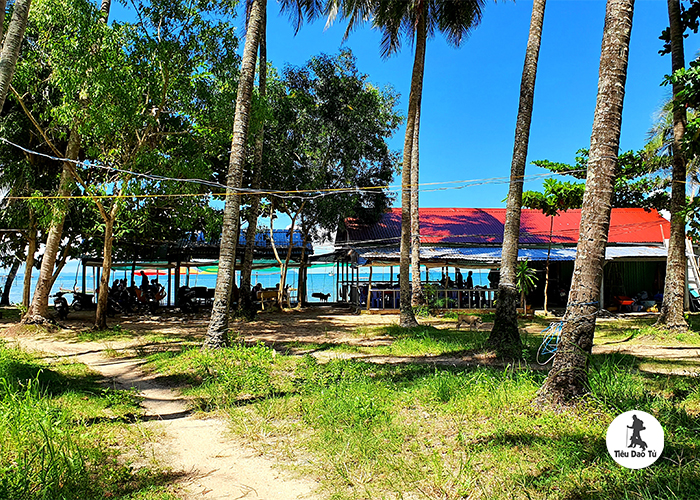 Đường xuống bãi biển bắt cá ngát