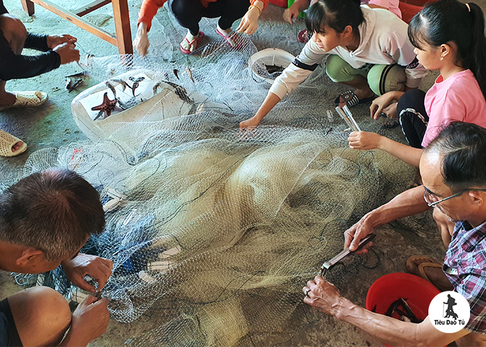 Mọi người xúm lại gỡ cá