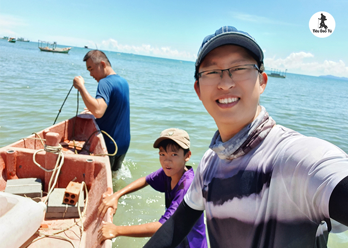 Thằng nhóc đi chung bơi siêu giỏi