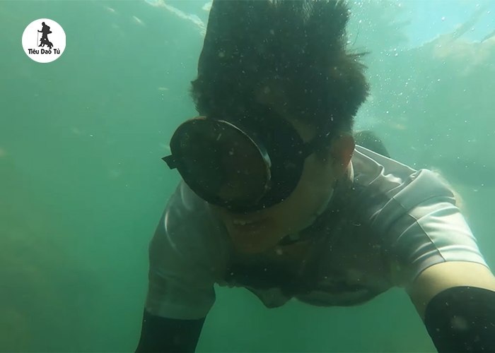 Người cá Tiêu Dao Tử đang lặn bắt nhum