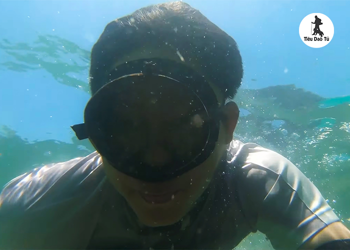 Đeo mặt nạ lặn bắt nhum