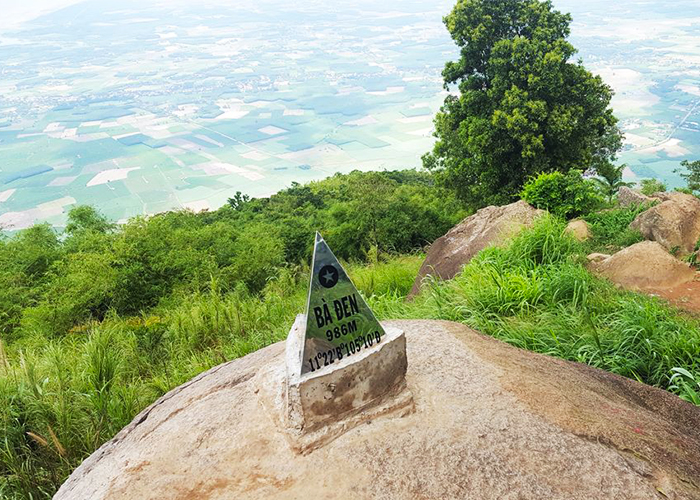 Đỉnh chóp cung đường trekking Núi Bà Đen