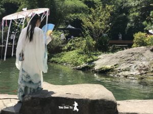 Bạn sẽ không lãng phí 8 phút khi tham quan hồ Bảo Phong trong thắng cảnh Vũ Lăng Nguyên, cập nhật mới nhất 5 tiểu long nữ bên thác bảo phong, hồ bảo phong, thắng cảnh vũ lăng nguyên khi tham quan hồ Bảo Phong