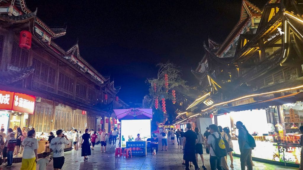 Cổ trấn Nữ Nhi Thành về đêm, thời điểm này khách du lịch cũng đã thưa dần