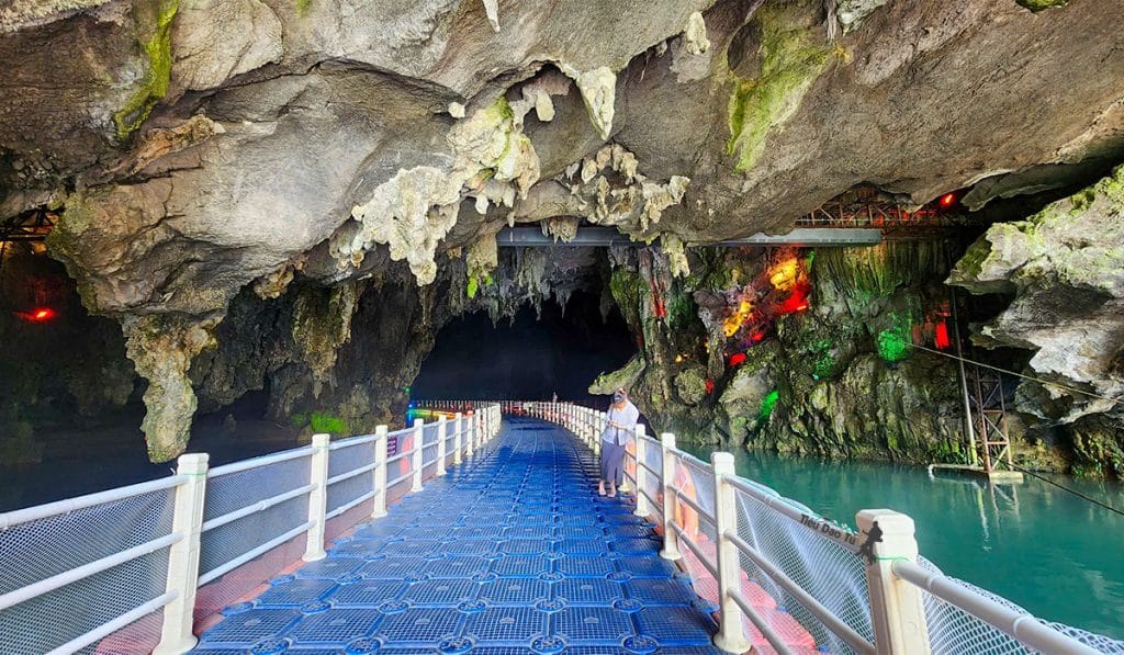 Con đường phao là lối đi duy nhất dẫn từ cửa hang vào đến sâu bên trong hang động