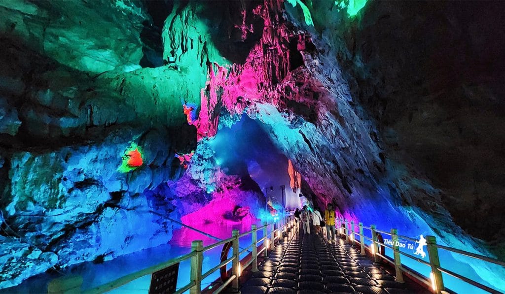 Long Lân Cung là hang động nước nên có dòng sông chạy xuyên suốt đến cuối hang cùng với hệ thống hồ nước ngầm phong phú